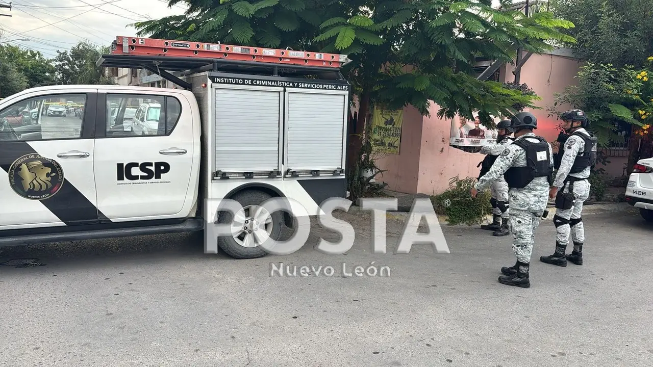 Elementos de la Guardia Nacional y Fiscalía de Nuevo León afuera del domicilio. Foto: POSTA MX.