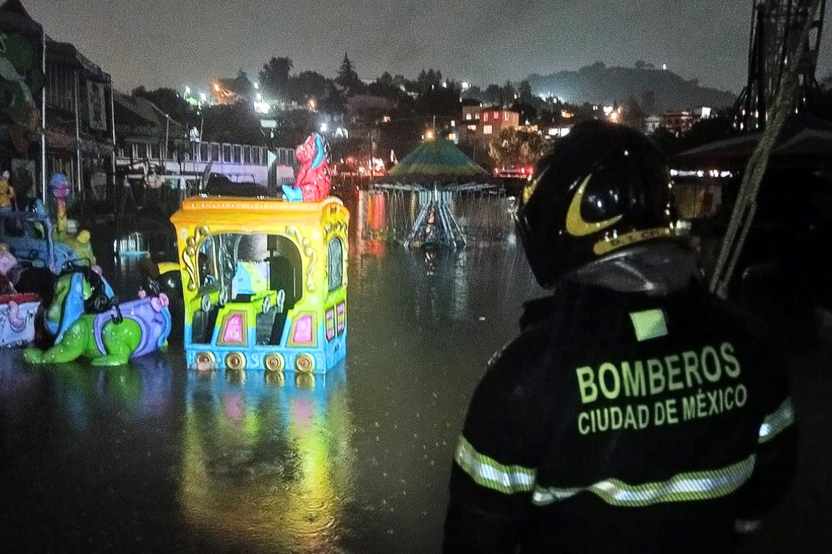 Estacionamiento de la Feria del mole inundado. Foto: @Bomberos_CDMX