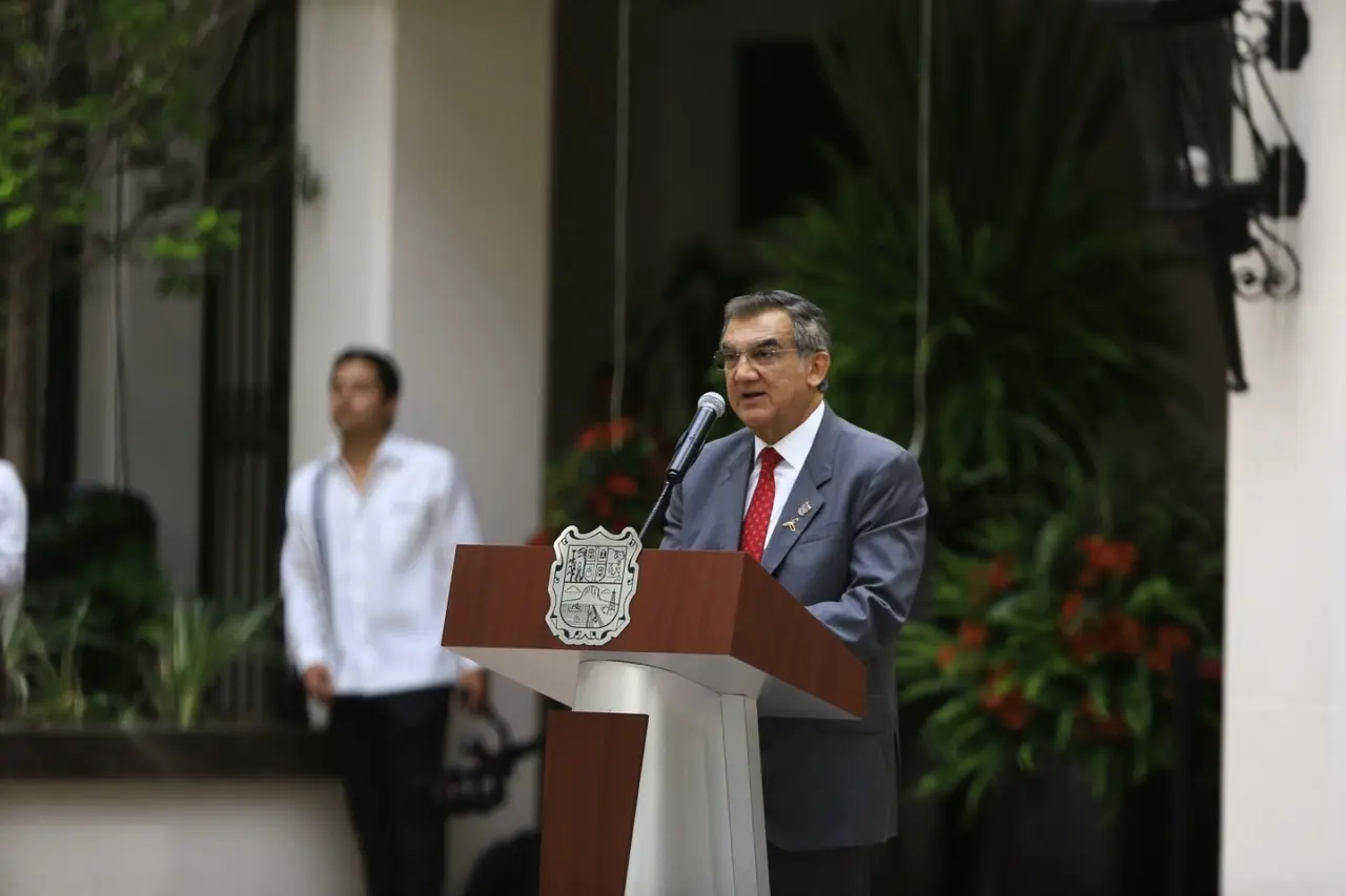 El gobernador Américo Villarreal Anaya encabezó la ceremonia de inauguración de la rehabilitación del Palacio de Gobierno de Tamaulipas, en la que también develó los escudos de los 43 municipios del estado. Foto: Gobierno de Tamaulipas