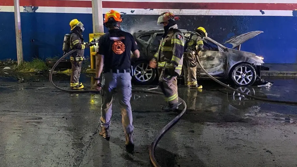 Incendio consume vehículo en Monterrey