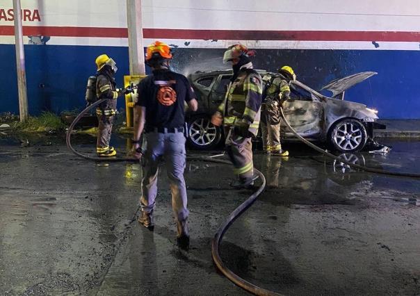 Incendio consume vehículo en Monterrey