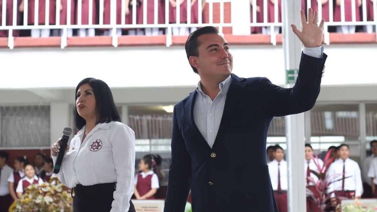 Alcalde Manuel Cavazos recorre escuelas de García; busca impulsar la educación