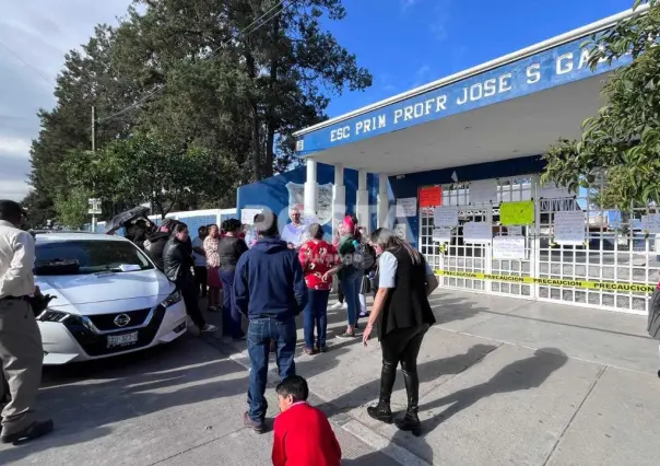 Padres de familia cierran primaria por falta de maestros competentes