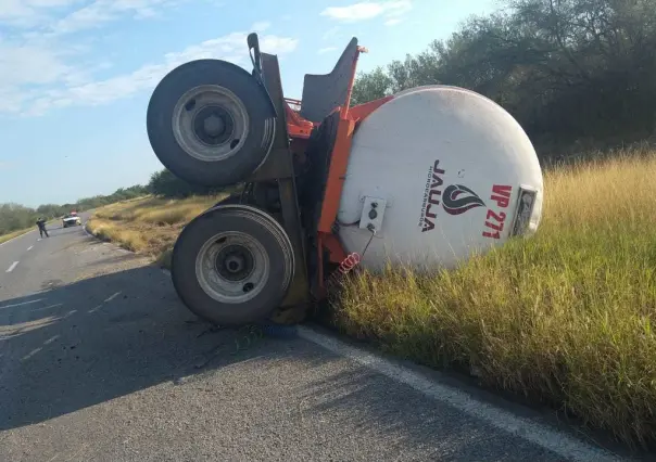 Derrapa en Padilla; Guardia Estatal atiende el accidente