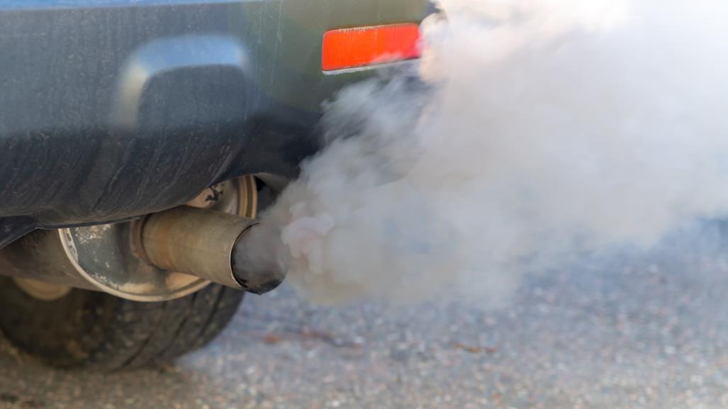 ¿Qué significan que mi carro eche humo?