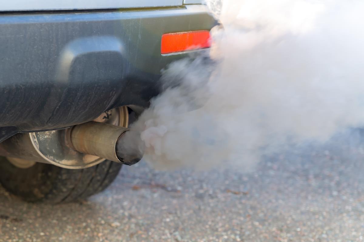 ¿Qué significa el color del humo de mi carro?. Foto: Canva