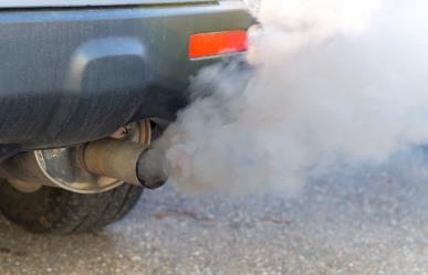 ¿Qué significan que mi carro eche humo?