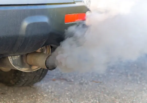 ¿Qué significan que mi carro eche humo?