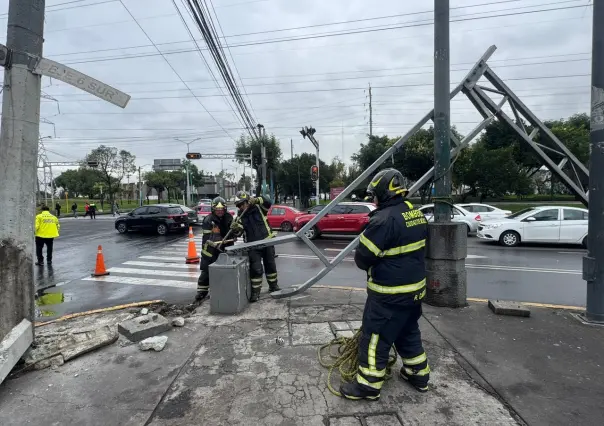 Tráiler derriba semáforo en Iztapalapa y es detenido por uniformados de tránsito