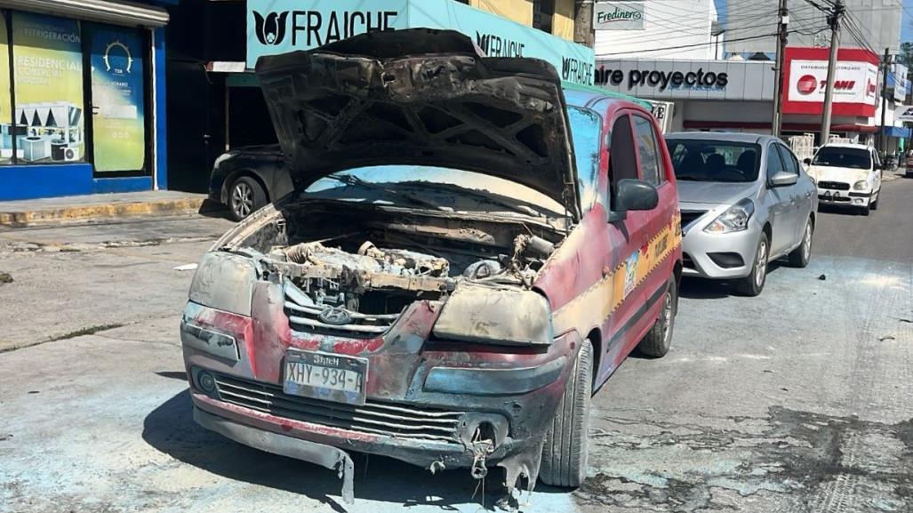 Taxi en marcha se enciende y tripulantes viven de milagro