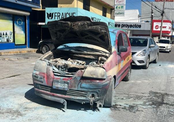 Taxi en marcha se enciende y tripulantes viven de milagro