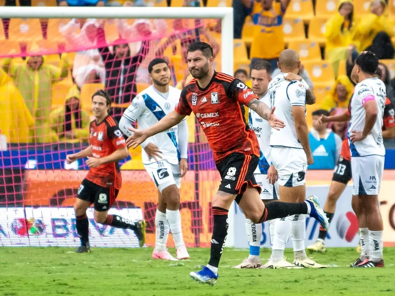 André Pierre-Gignac festejando el gol hecho al Puebla. Foto: AS México.