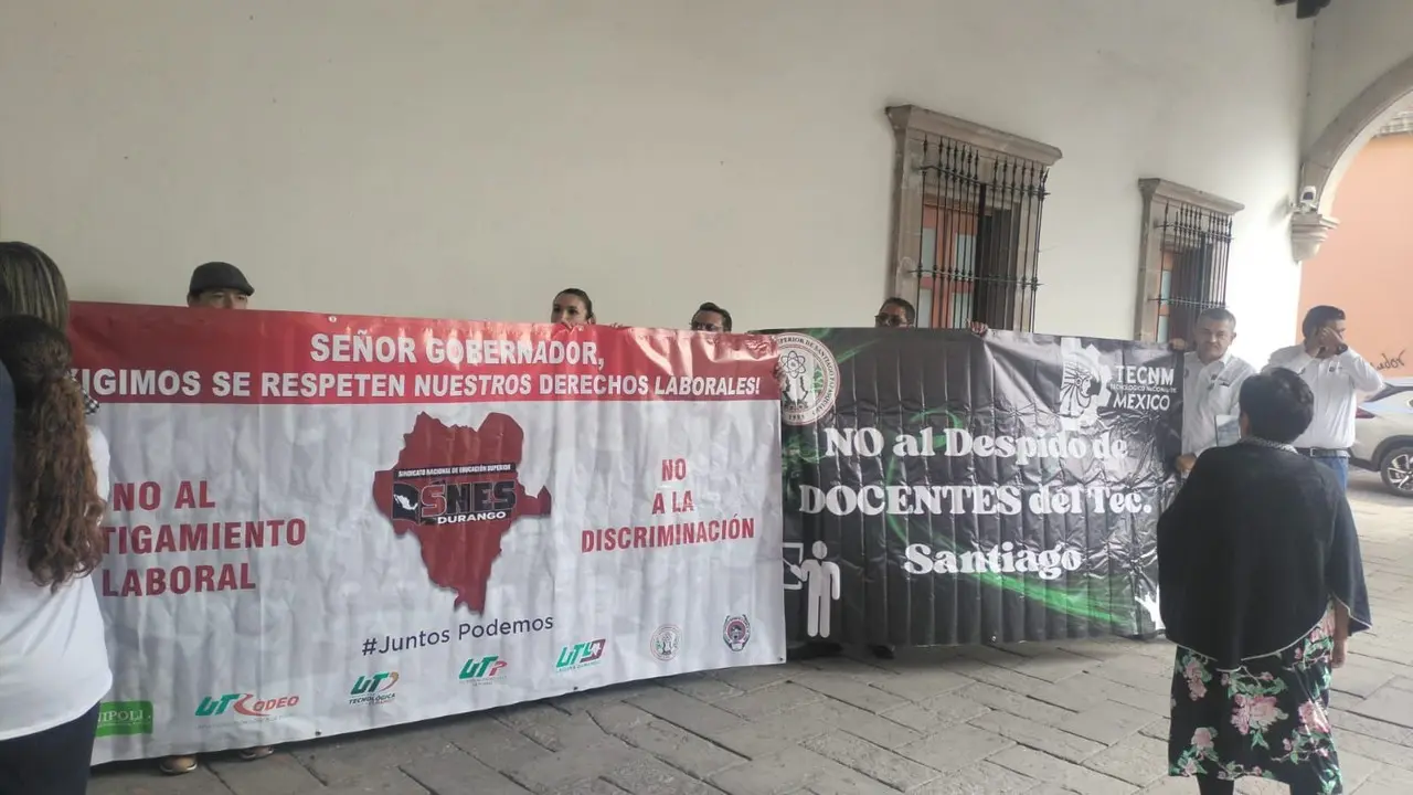 Se manifiestan maestros en comparecencia del Secretario de Educación en el Congreso del Estado. Foto: Jesús Carrillo.