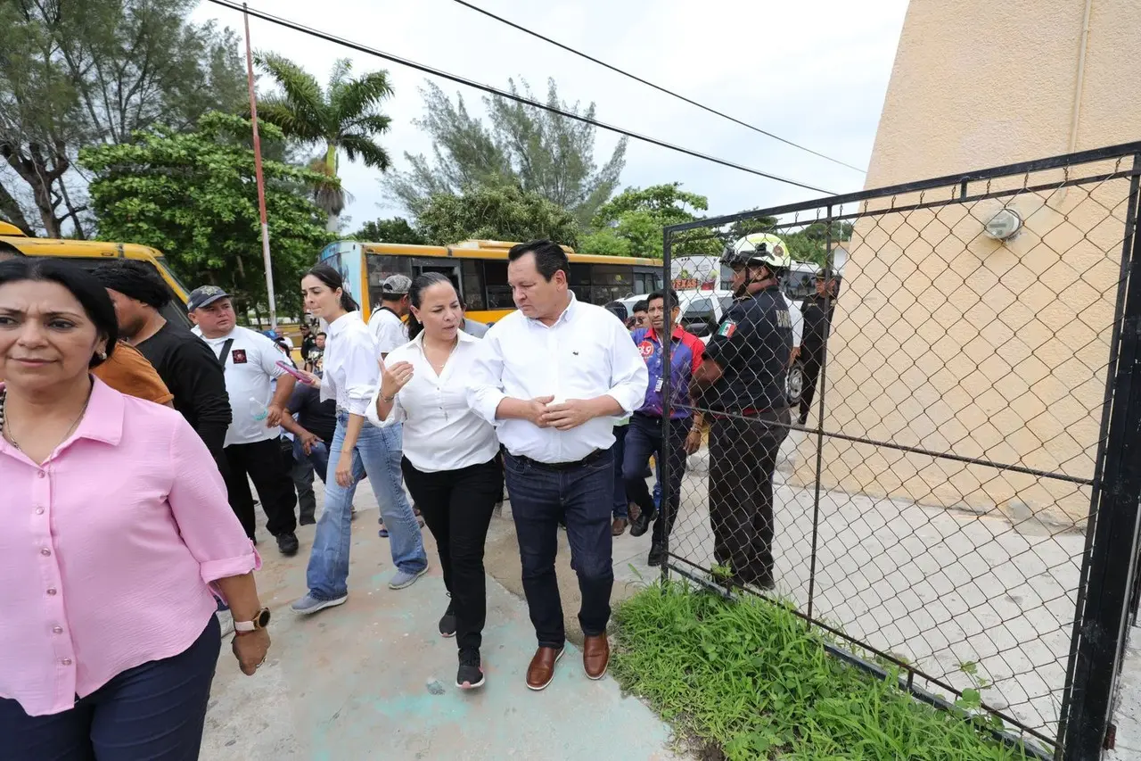 Joaquín Díaz Mena, supervisa las labores de evacuación y traslado a refugios. Foto: Cortesía