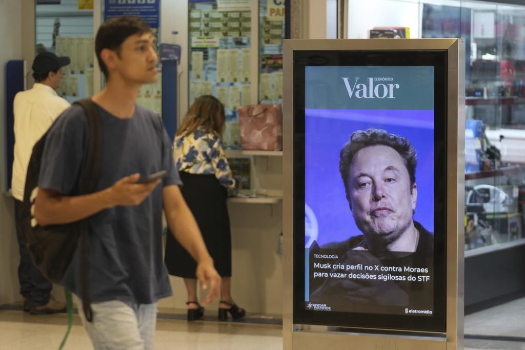 Un cartel publicitario muestra una foto de Elon Musk en un centro comercial de Brasilia, Brasil, el lunes 2 de septiembre de 2024. (AP Foto/Eraldo Peres, Archivo)