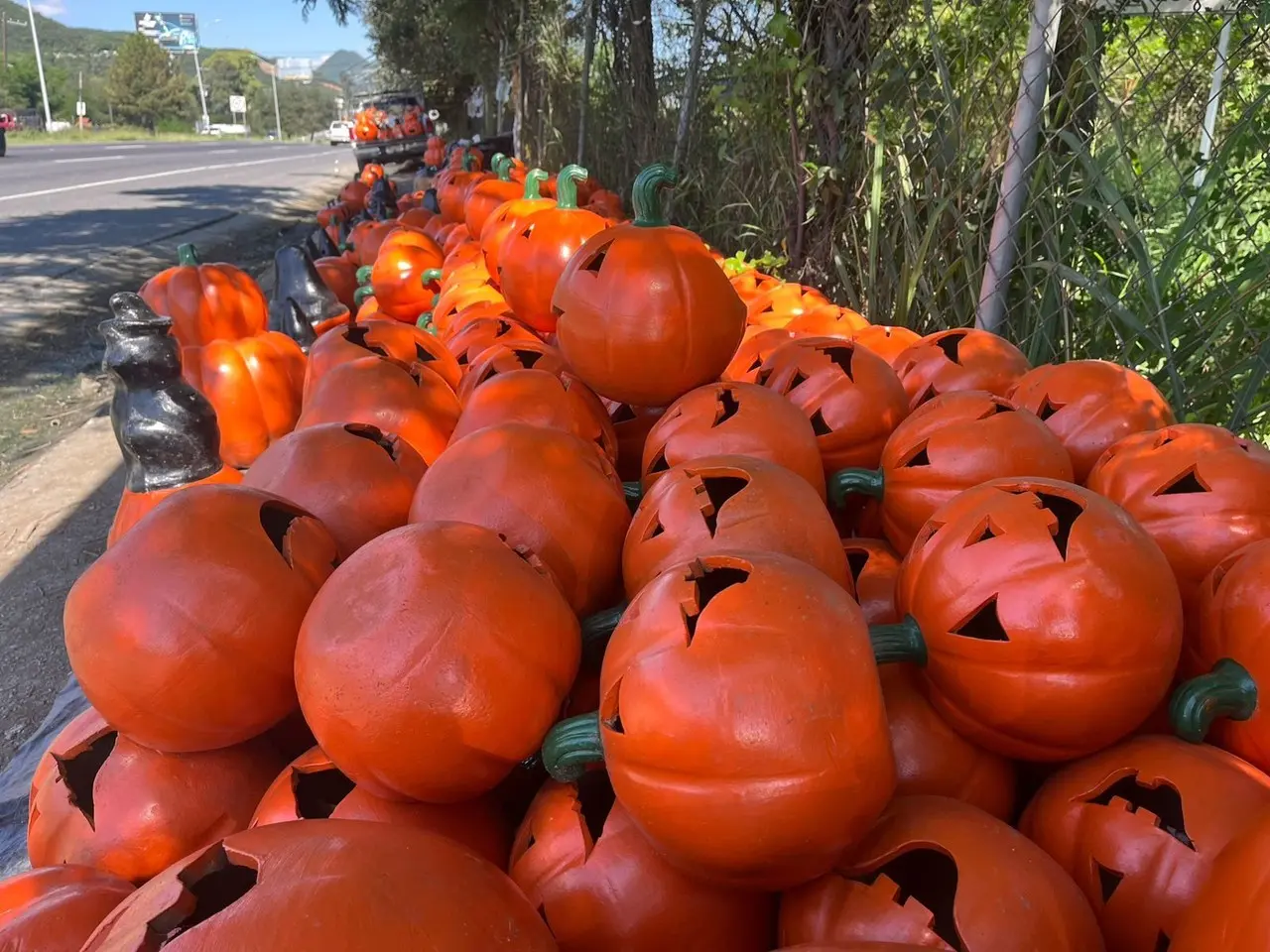 Calabazas amontonadas todas ellas hechas de barro. Foto: Azael Valdés.