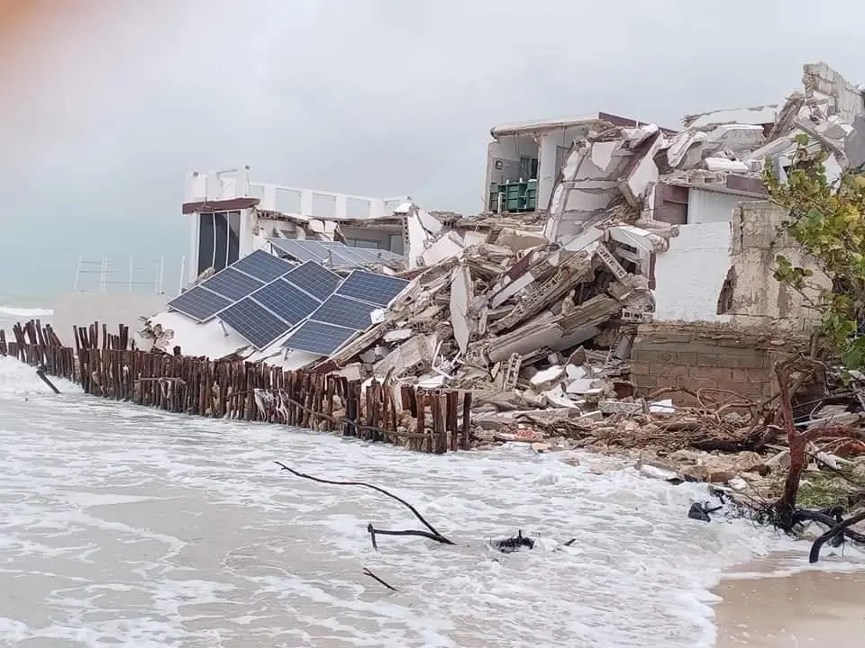 Huracán Milton derrumba una casa de playa ubicada en Chuburná Puerto