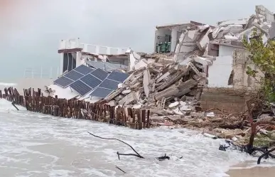 Huracán Milton derrumba una casa de playa ubicada en Chuburná Puerto