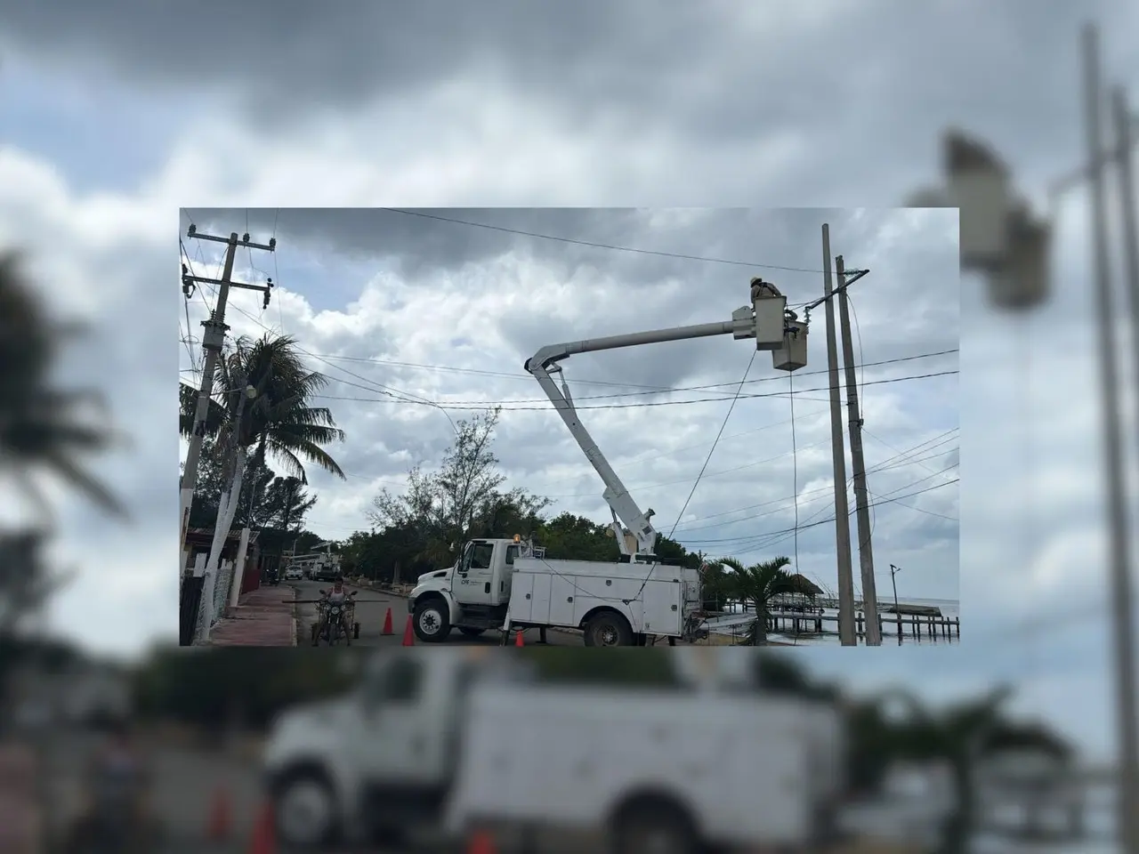 Cuadrillas de trabajadores de la CFE lograron recuperar parte del suministro eléctrico que fue afectado en la región por el paso del huracán “Milton”.- Foto cortesía