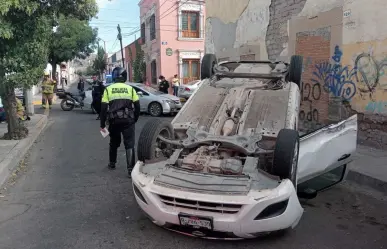 Video: Cámara capta la volcadura de un auto en el centro de Durango