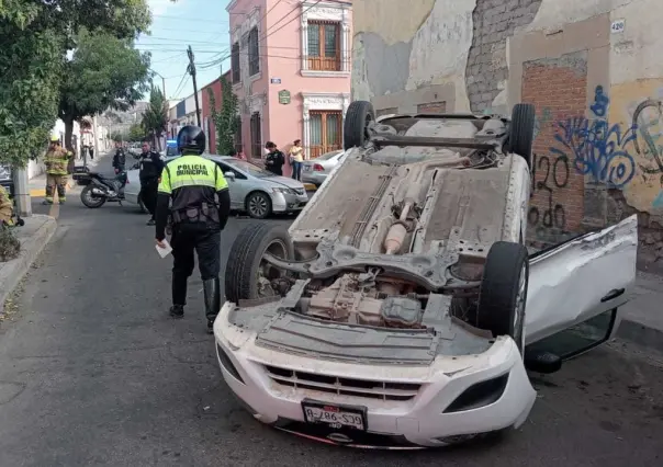 Video: Cámara capta la volcadura de un auto en el centro de Durango