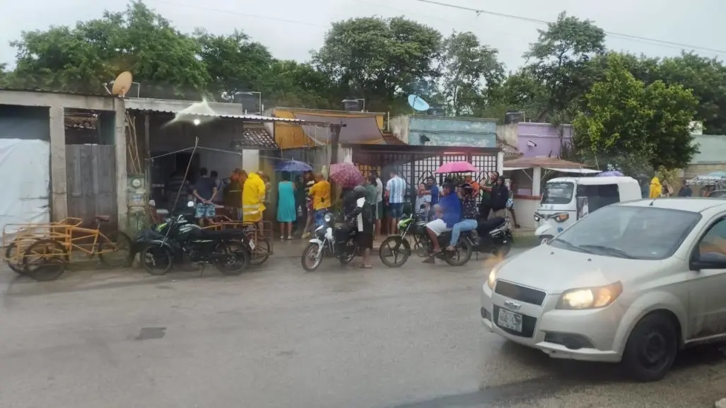 Yucatecos olvidan al huracán Milton y van por su torta de cochinita