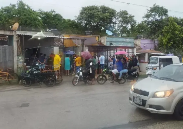 Yucatecos olvidan al huracán Milton y van por su torta de cochinita