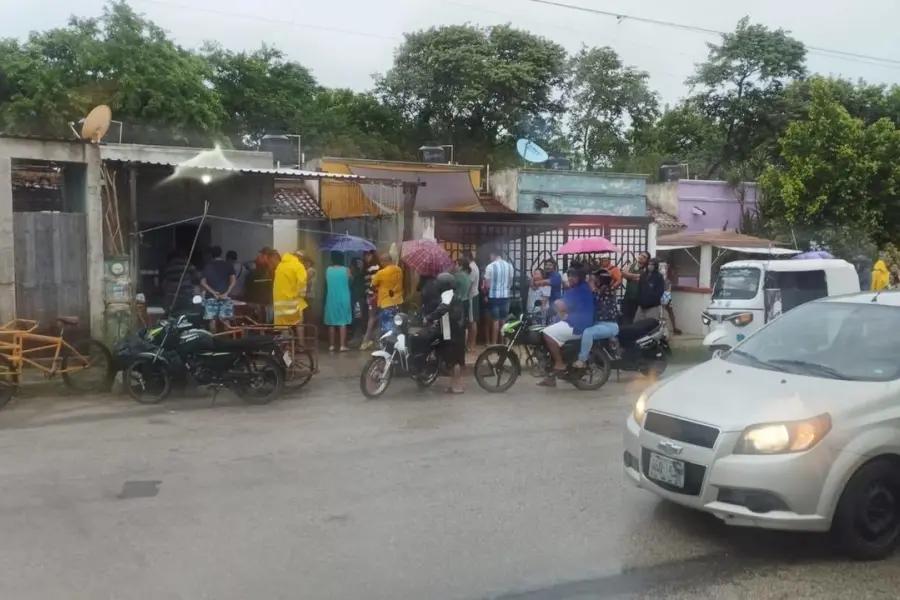 Yucatecos olvidan al huracán Milton y van por su torta de cochinita