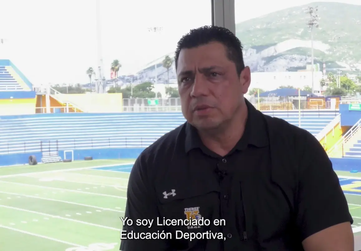 Edgar Treviño al hablar sobre su vida y carrera al frente de la consolidación de atletas en la UANL. Foto: UANL.