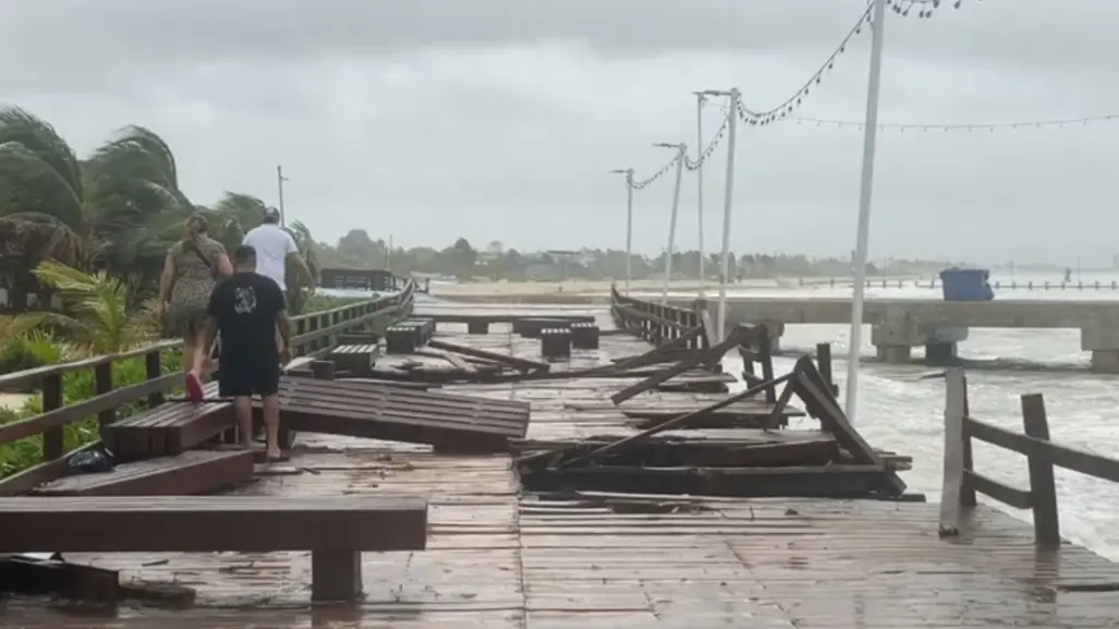 Turistas y locales se arriesgan para ver los daños de Milton en Progreso