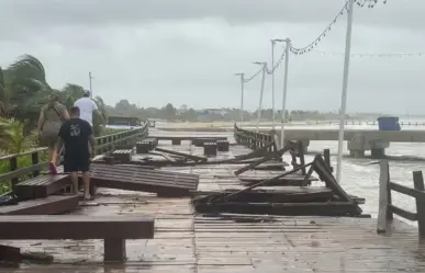 Turistas y locales se arriesgan para ver los daños de Milton en Progreso