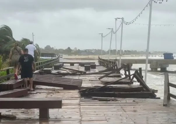 Turistas y locales se arriesgan para ver los daños de Milton en Progreso