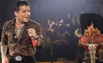 Christian Nodal regresa a los escenarios después de su hospitalización (VIDEO)