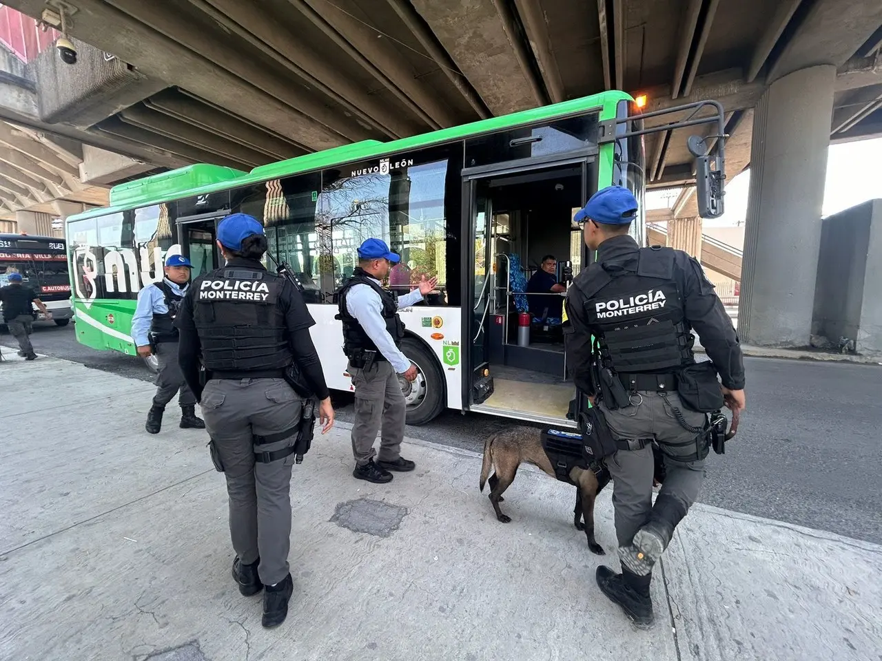 Policías de Monterrey, realizando la inspección a la ruta. Foto: Rosy Sandoval.