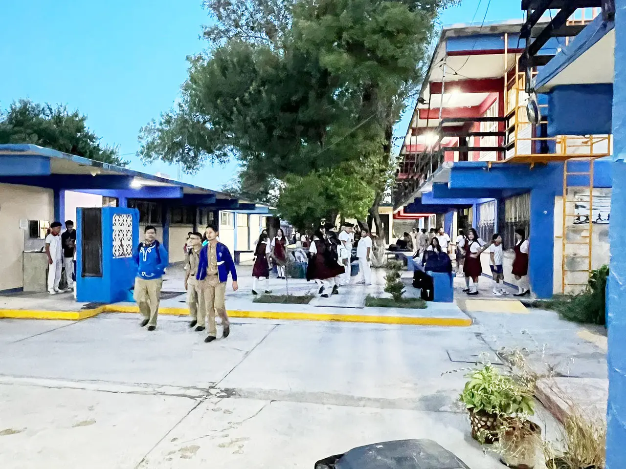 Después de más de un mes sin actividades presenciales, este lunes 7 de octubre de 2024, los alumnos y personal docente de la secundaria número 6 Carmen Serdán, en la colonia Módulo 2000 de Reynosa, regresaron a clases. Foto: Redes sociales