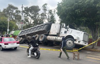 Se hunde la tierra y con ella un camión de volteo en la GAM