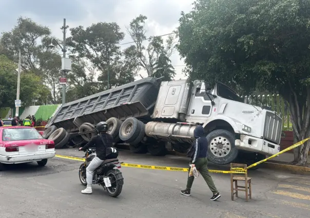 Se hunde la tierra y con ella un camión de volteo en la GAM