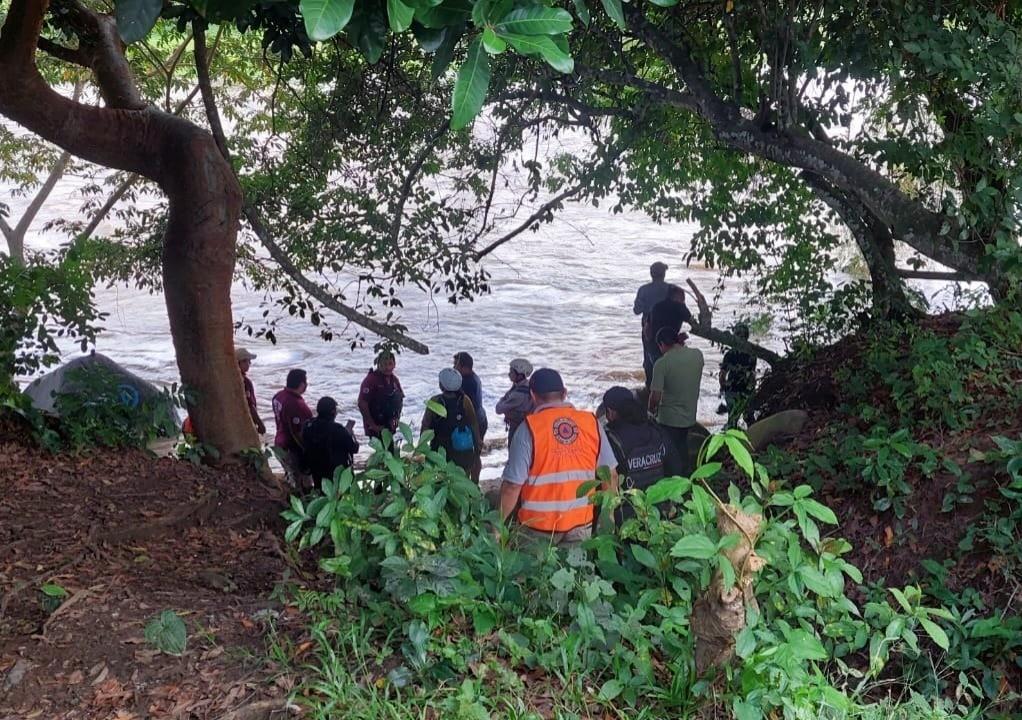 Rescatistas de Protección Civil y policías en la zona donde murió el turista. Foto: Facebook Vivo Noticias Veracruz.