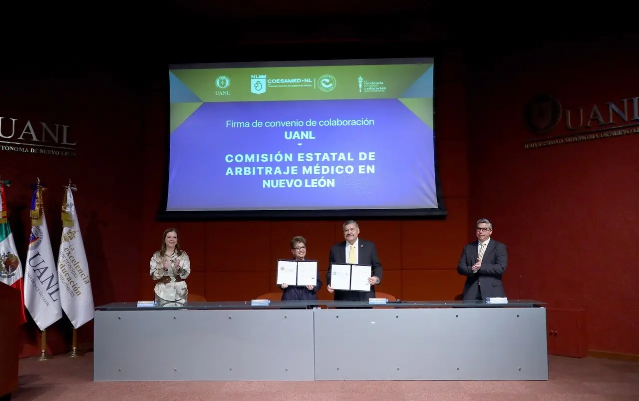 El Rector de la UANL, Santos Guzmán mostrando y firmando convenio. Foto: UANL