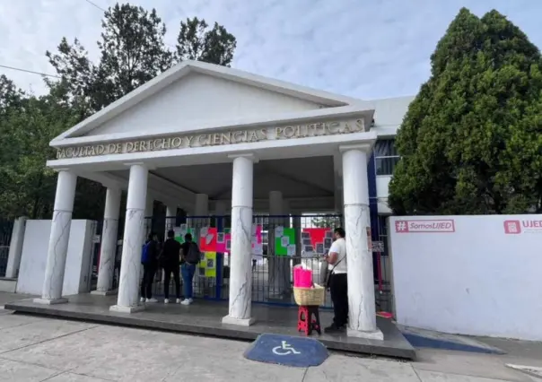 Alumnos cierran la Facultad de Derecho de la UJED por estos motivos