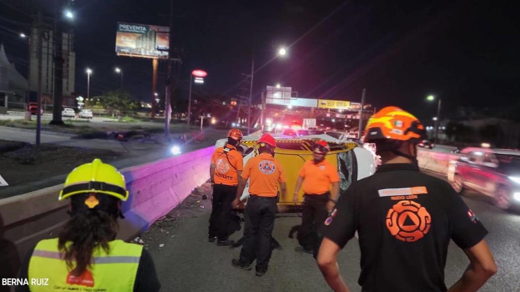 Vuelca taxi y deja daños materiales en Santa Catarina