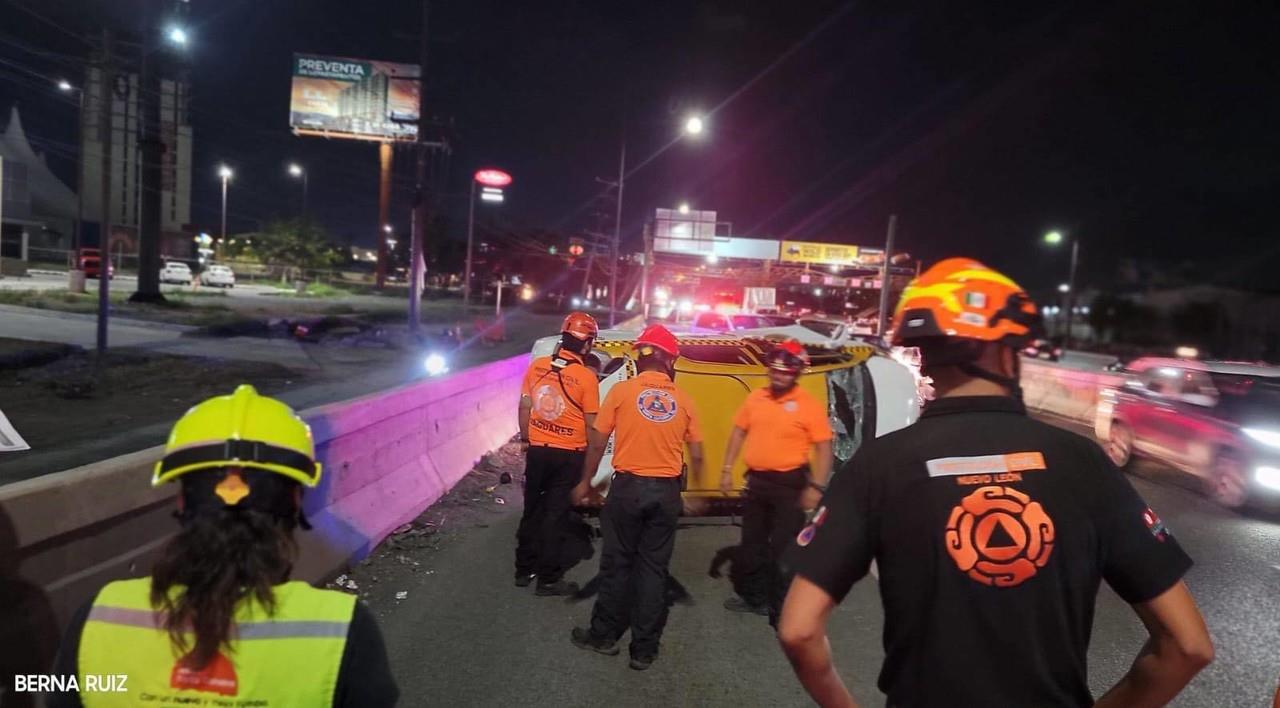 Elementos de Protección Civil de Nuevo León y Santa Catarina atendiendo la emergencia. Foto: Facebook Protección Civil Nuevo León.