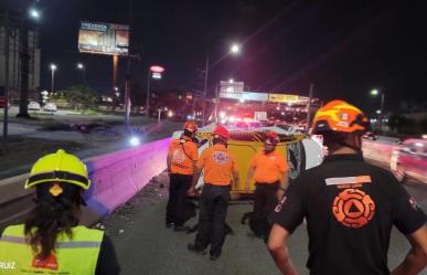 Vuelca taxi y deja daños materiales en Santa Catarina