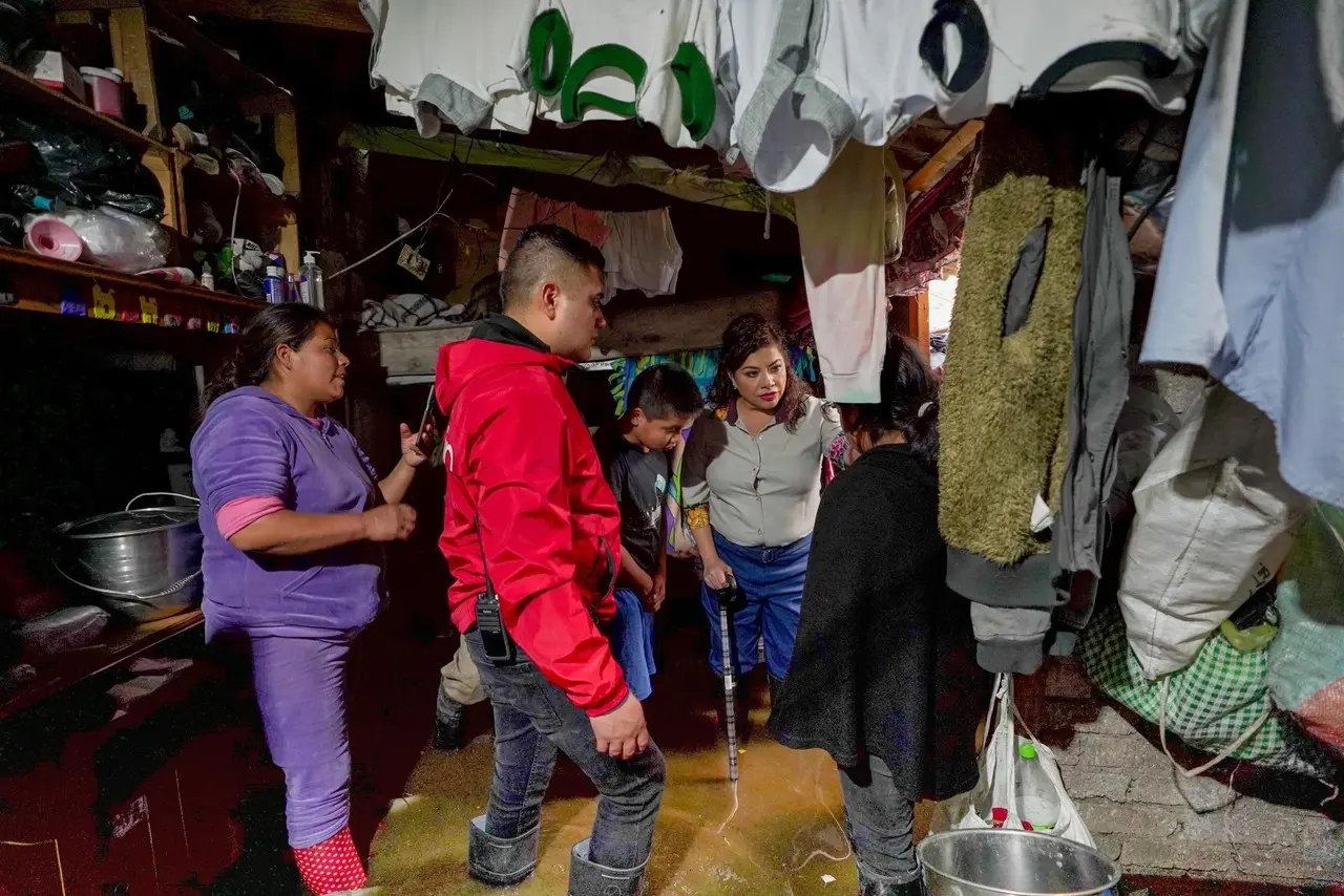 Brugada visita Xochimilco tras inundaciones. Foto: @ClaraBrugadaM