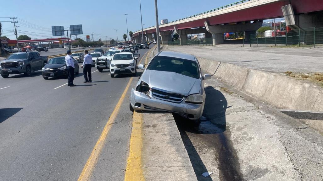 Conductor pierde el control y casi cae a un arroyo en Saltillo