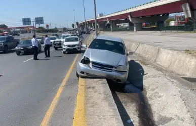 Conductor pierde el control y casi cae a un arroyo en Saltillo