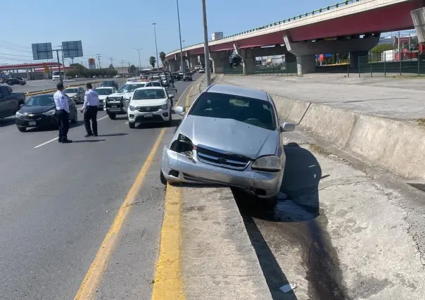 Conductor pierde el control y casi cae a un arroyo en Saltillo