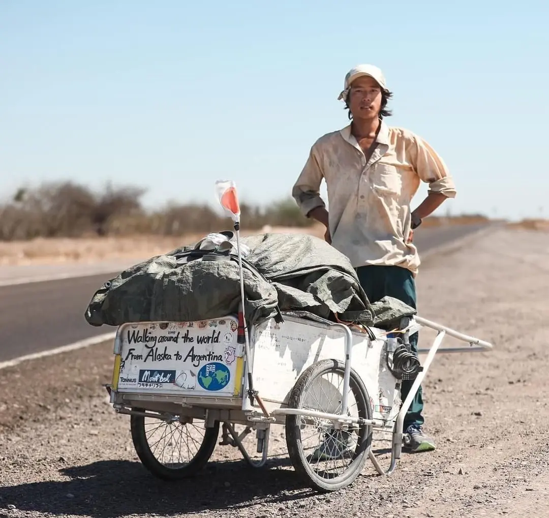 Atsushi Yao posando a espalda de la carretera Transpeninsular en Baja California Sur. Instagram.