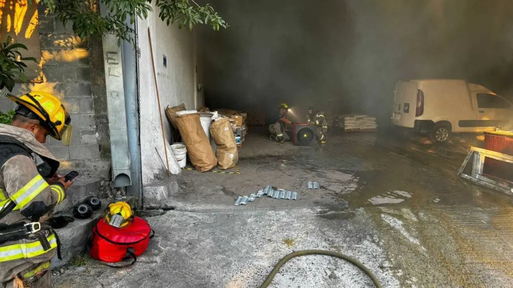 Sofocan incendio en bodega de alimento en Monterrey