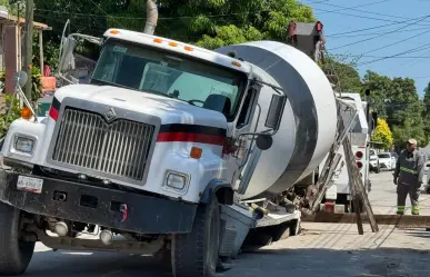 Camión de concreto se hunde tras colapso de drenaje y causa pánico entre vecinos